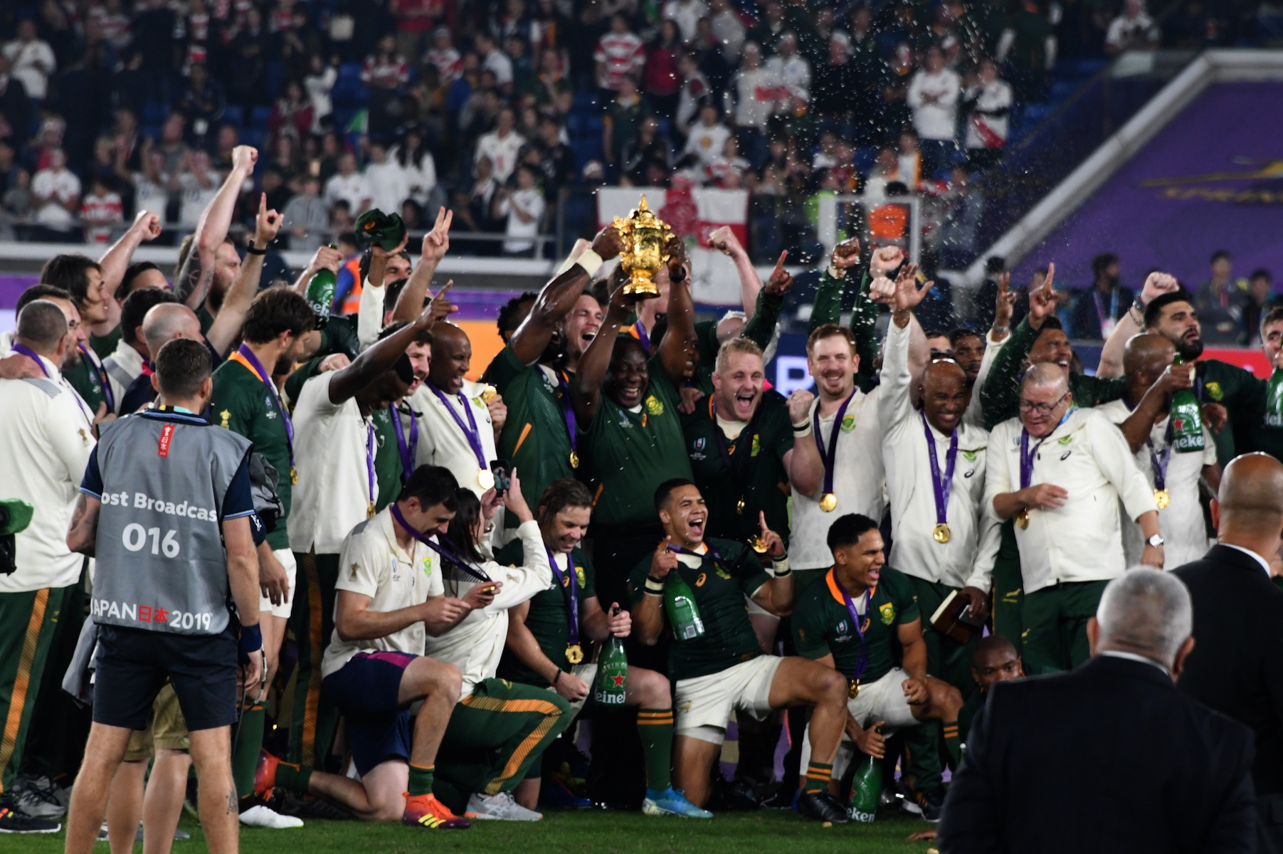 Cyril Ramaphosa hoisting trophy with the squad